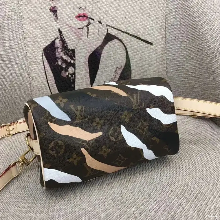 Bags 206B570110 LV 0819